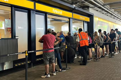 La ventanilla de atención de Flybondi se vio colmada de personas que afirmaron estar “libradas al azar”
