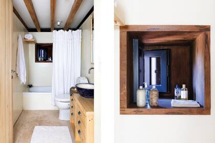 La ventanita del baño, en madera de zoita, es como un prisma que mira hacia el río y, de paso, hace de espacio de guardado.
