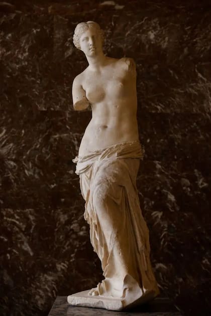La Venus de Milo es una de las piezas centrales del Louvre, pero está incompleta
