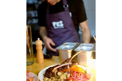 “La verdad no me considero un cocinero con el cliché clásico: la historia de la abuela, el respeto absoluto por el producto o los discursos actuales sobre sostenibilidad. Para mí, el eje está en trabajar con la mejor materia prima posible que el bolsillo permita, y de nuestra parte el solo hecho de cocinar de la mejor manera y trabajar bien ya es suficiente”, señala respecto a su cocina.
