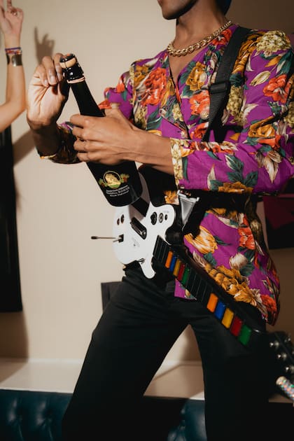 La verdadera experiencia Bagatelle arranca alrededor de las 23.30, cuando los mozos entran con champagne francés entre las mesas,