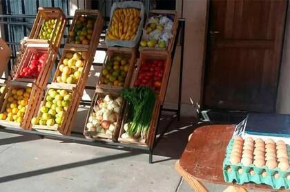 La verdulería de Ana Paula Aguirre, en la puerta de su casa en el barrio Limache de la provincia de Salta
