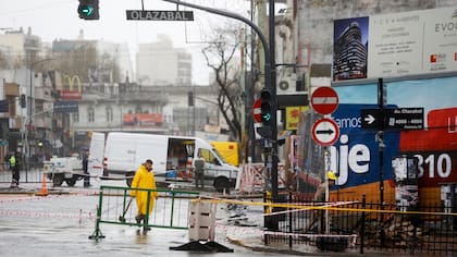 La vereda dañada y fajas de contención junto a la obra de Triunvirato y Olazábal