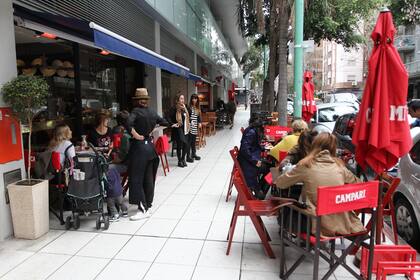 La vereda de Árabe Siria y Cabello luce renovada con la apertura de bares y restaurantes