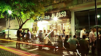 La vereda de Berlina al paso, la cervecería patagónica que desembarcó en Buenos Aires.