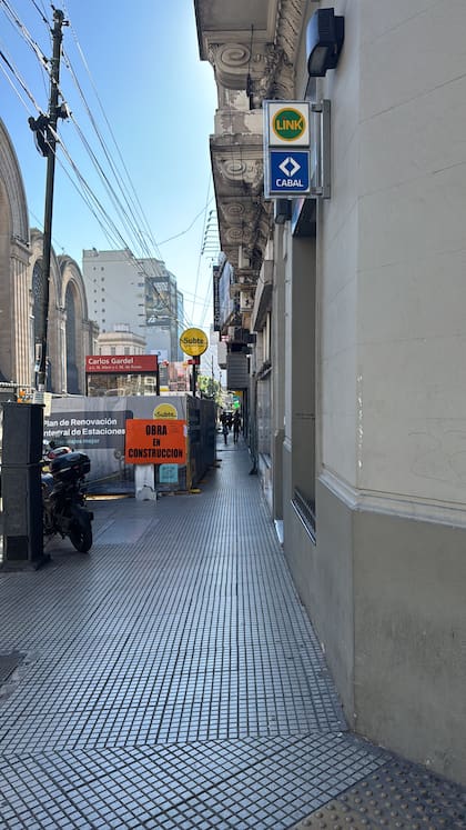La vereda del frente a donde ocurrió el ataque está reducida a la circulación por las obras en el Subte B