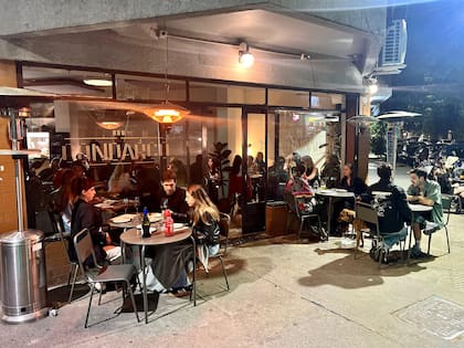 La vereda de Condarco es amplia y cómoda con mesas de hierro que ocupan la ochava y ambos laterales.