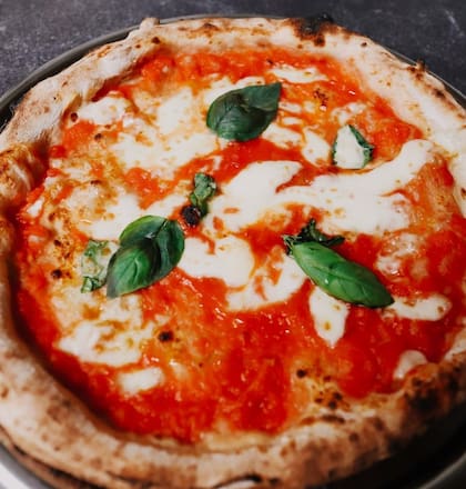 La Veritá sirve pizza con masa de la piza fermenta 16 horas con poca levadura y salsa de tomate italiano de baja acidez