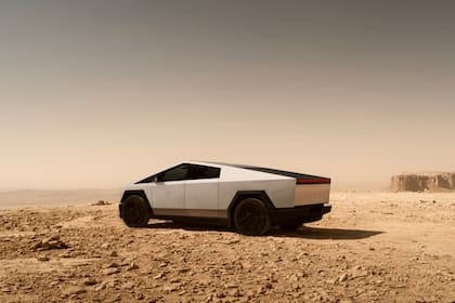 La versión AWD Dual-Motor del Cybertruck ofrece 334 millas de autonomía por carga, apenas seis menos que lo declarado por Tesla