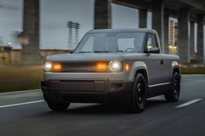 La versión básica de la nueva camioneta de Slate ofrece 240 km con una batería de 52,7 kWh (Slate Auto)