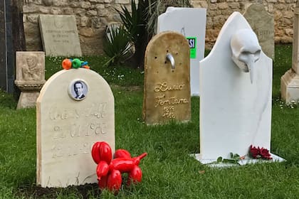 La versión de Eternity en Carrara, con lápidas dedicadas a Jeff Koons y Lucio Fontana
