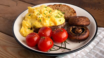 La versión de Gordon Ramsay se acompaña con hongos y tomates