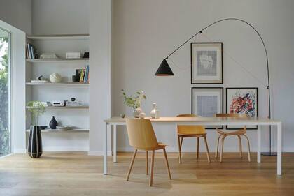 La versión de pie XL de ‘Ayno’, de Diez Office para Midgard, cuya curvatura se modifica muy fácilmente tirando de un cable que corre por pequeñas poleas.