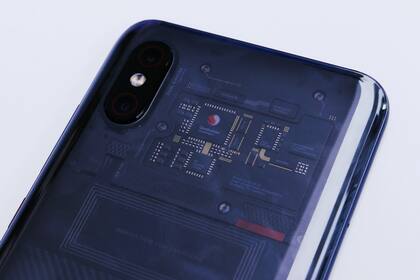 La versión Explorer del Xiaomi Mi 8 tiene un diseño de la tapa trasera que simula el hardware interno