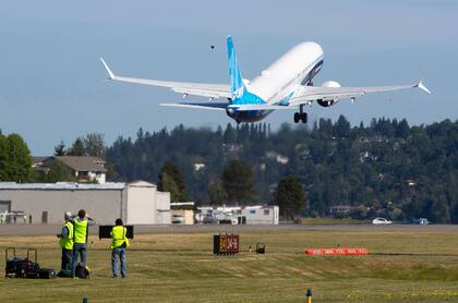 La versión final del avión 737 MAX de Boeing despega del Aeropuerto de Renton, Washington, en su primer vuelo el viernes 18 de junio de 2021.