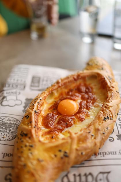 La versión más difundida del khachapuri,
el de la región de Adjara, sobre el mar Negro. Para su preparación la clave es el queso, una variedad estrictamente georgiana.