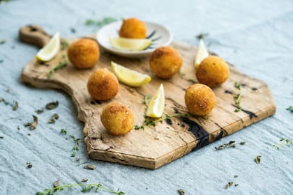 La versión original de los arancini es con risotto empanado, pero vos podés combinar diferentes ingredientes para obtener el resultado que más te guste