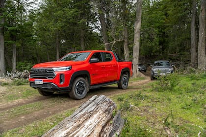 La versión Warlock se distingue por su estética off-road y la barra RAMBAR®, un sello de estilo todo terreno.