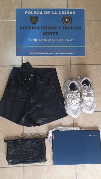 La vestimenta que usó la joven de 20 años el día del hecho y la notebook de la víctima que recuperó la Policía de la Ciudad