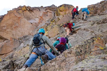 La "vía ferrata" es una ruta de escalamiento prediseñada ubicada en la ladera de las montañas Rocallosas, en un sistio llamado Arapahoe Basin, en el estado de Colorado; se puede ascender hasta los 4000 metros