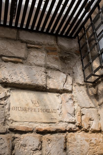 La vía Giuseppe Picciau es una calle de Monserrato, cuna sarda de la familia de Pedro.