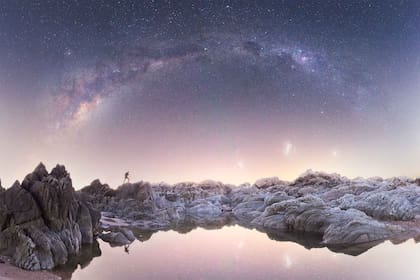 Una toma panorámica de la vía láctea en Santa Lucía del Este, Canelones, en medio de un paisaje que parece de otro planeta y en una noche con mucha claridad por la contaminación lumínica del lugar.