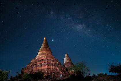 La Vía Láctea vista por encima de las pagodas en un complejo de templos en Bagan, región de Mandalay, en Myammar