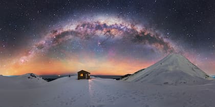 La Vía Láctea y el monte Taranaki, en Nueva Zelanda, foto de Brenda Larsen