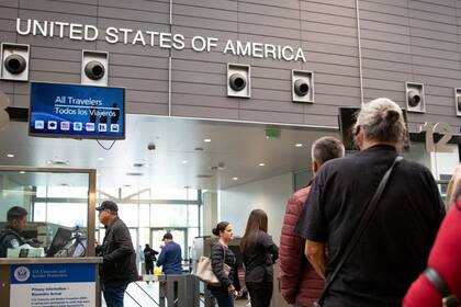 La viajera llegó de París con joyas de Cartier
