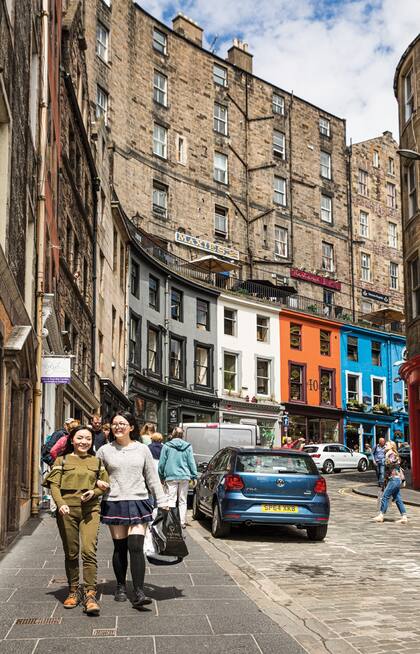 La vibrante Victoria Street, conocida por sus tiendas exclusivas, bares de ensueño y fachadas de colores.