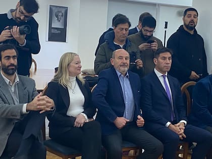 La vicegobernadora Hebe Casado sentada junto al ministro de la Producción de Mendoza en un acto con funcionarios nacionales. Al lado, está Facundo Correa Llano, con quien no logra comunicarse sobre su afiliación. Foto gentileza Radio Mitre Mendoza