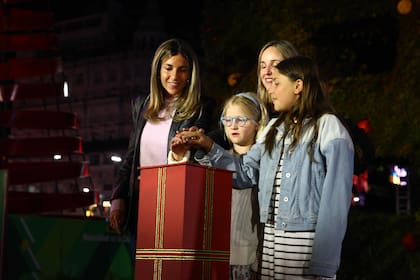 La vicejefa de Gobierno, Clara Muzzio, sus hijas y Ludueña fueron las encargadas de encender el árbol de Navidad