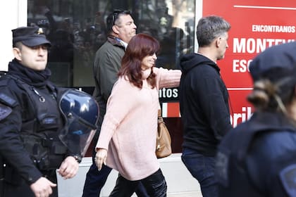 La vicepresidenta Cristina Fernández de Kirchner deja su departamento rodeada de integrantes de la PFA y su propia custodia