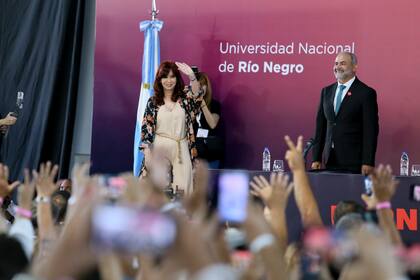 La vicepresidenta  Cristina Fernández llega para recibir un doctorado honorario de la Universidad Nacional de Río Negro, en Viedma, Argentina, el viernes 10 de marzo de 2023