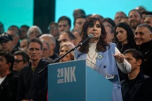 La vicepresidenta Cristina Kirchner durante el acto del 25 de Mayo, en Plaza de Mayo (Foto AP/Mario De Fina)