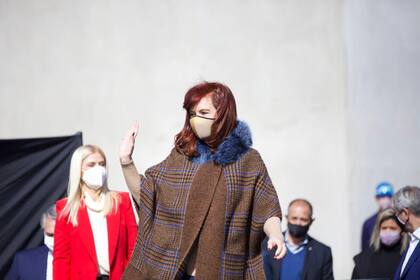 La vicepresidenta Cristina Kirchner en Ensenada. Acompañó sin hablar al presidente Fernández