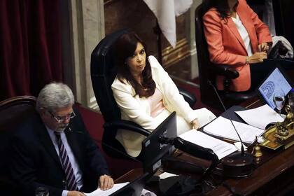 La vicepresidenta Cristina Kirchner, en la última sesión del Senado; medita su jugada electoral en un ambiente de extrema tensión