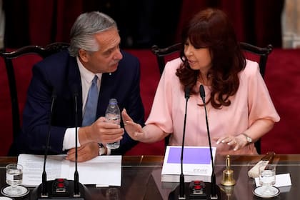 La vicepresidenta Cristina Kirchner le rechaza una botella de agua al presidente Alberto Fernández durante la apertura de Sesiones Ordinarias 2023