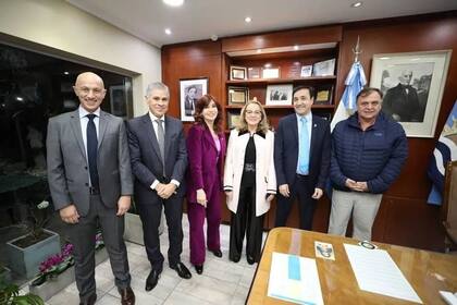 La vicepresidenta Cristina Kirchner y su cuñada la gobernadora Alicia Kirchner junto a los intendentes Fernando Cotillo, Pablo Grasso y Javier Belloni y Pablo González, presidente de YPF. Todos serán candidatos.