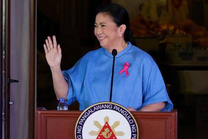 La vicepresidenta de Filipinas, Leni Robredo, saluda durante el anuncio de su candidatura a la presidencia del país, en la ciudad de Quezon, en la región metropolitana de Manila