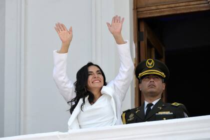 La vicepresidenta electa de Ecuador, Verónica Abad, hace gestos a sus seguidores desde un balcón del Teatro Sucre en Quito después de que ella y el presidente electo Daniel Noboa recibieron sus credenciales presidenciales el 15 de noviembre de 2023.