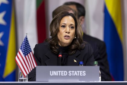 La vicepresidenta estadounidense, Kamala Harris, habla en la sesión plenaria de apertura de la Cumbre de Paz en Ucrania, en Stansstad, Suiza, el sábado 15 de junio de 2024. (Michael Buholzer/Keystone via AP)