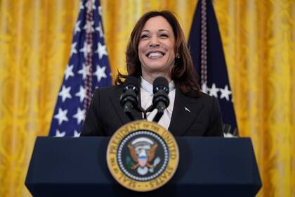 La vicepresidenta estadounidense, Kamala Harris, habla en la Sala Este de la Casa Blanca, el 18 de marzo de 2024, en Washington. (AP Foto/Evan Vucci, archivo)