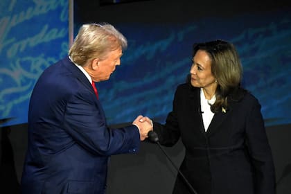 La vicepresidenta estadounidense y candidata presidencial demócrata Kamala Harris le da la mano al ex presidente estadounidense y candidato presidencial republicano Donald Trump durante un debate presidencial