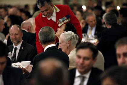 La vicepresidenta Gabriela Michetti junto a la reina Margarita II de Dinamarca, en el salón Versailles del hotel Alvear Palace