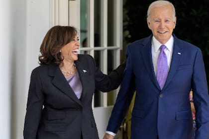La vicepresidenta Kamala Harris con el mandatario