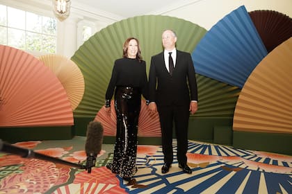 La vicepresidenta Kamala Harris y su marido, Doug Emhoff, llegan a una cena de estado en la Casa Blanca en honor al primer ministro japonés Fumio Kishida el miércoles 10 de abril de 2024.