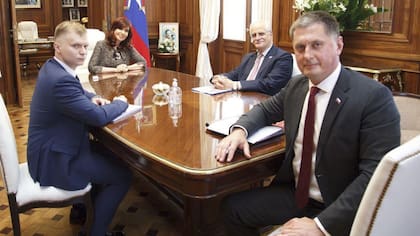 Cristina Kirchner, junto al embajador ruso Dmitri Feoktistov