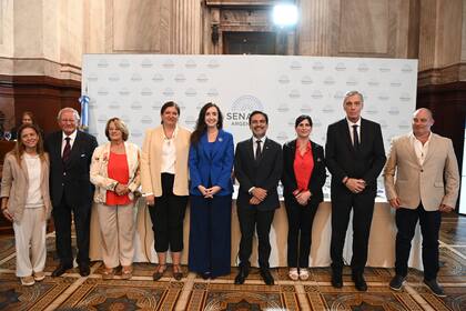 La vicepresidenta Victoria Villarruel (centro) encabezó el seminario "25 de marzo: Día del niño por nacer; políticas para cuidar la vida", donde Miguel Ángel Schiavone (segundo desde la izquierda) realizó polémicas declaraciones