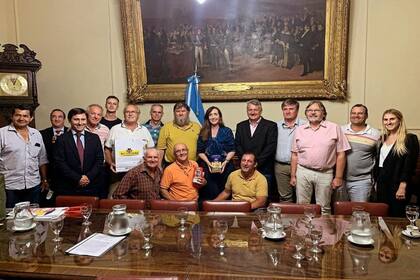 La vicepresidenta Victoria Villarruel recibió en su despacho a productores yerbateros